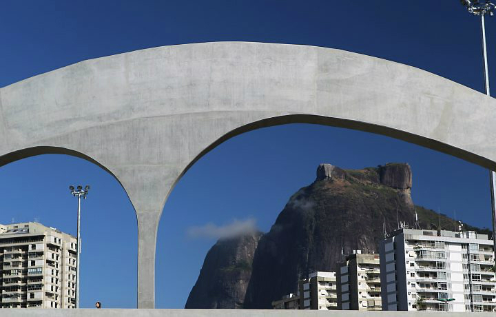Rio Carnival 2012 kicks off in Oscar Niemeyer’s newly renovated Sambadrome