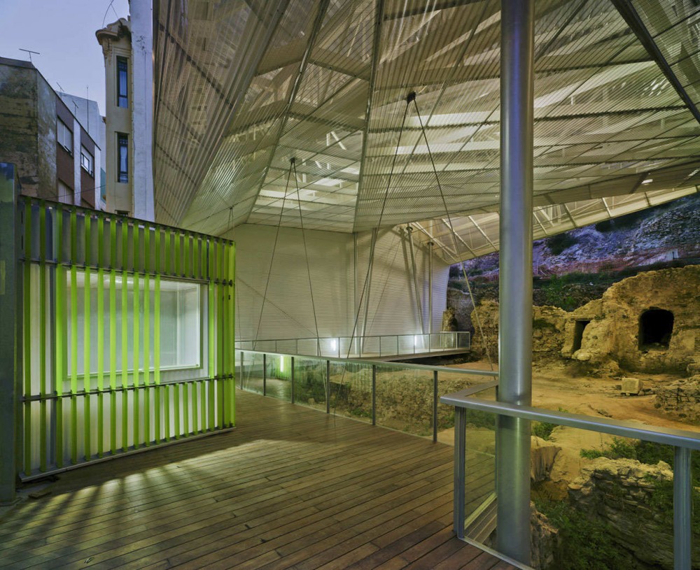 Deck Over A Roman Site / Amann-Canovas-Mauri