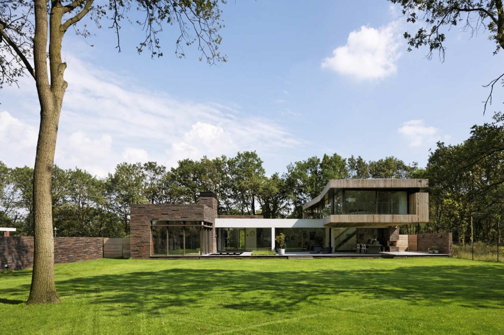 House At The Edge Of A Forest / Hilberink Bosch Architects