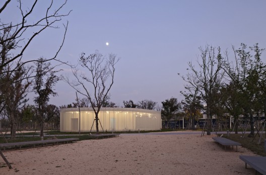 Spiral Gallery / Atelier Deshaus (16)