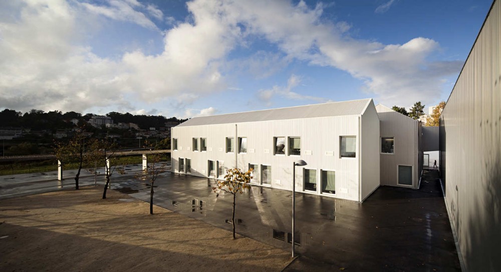 Paredes School Center / Atelier Nuno Lacerda Lopes