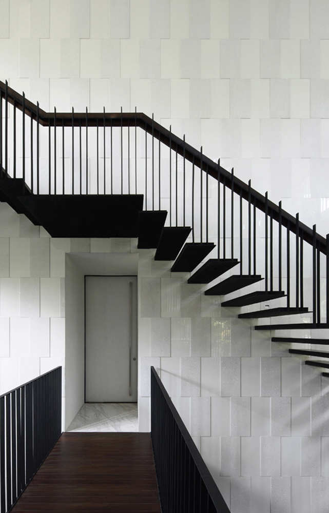 Black & White House / Formwerkz Architects
