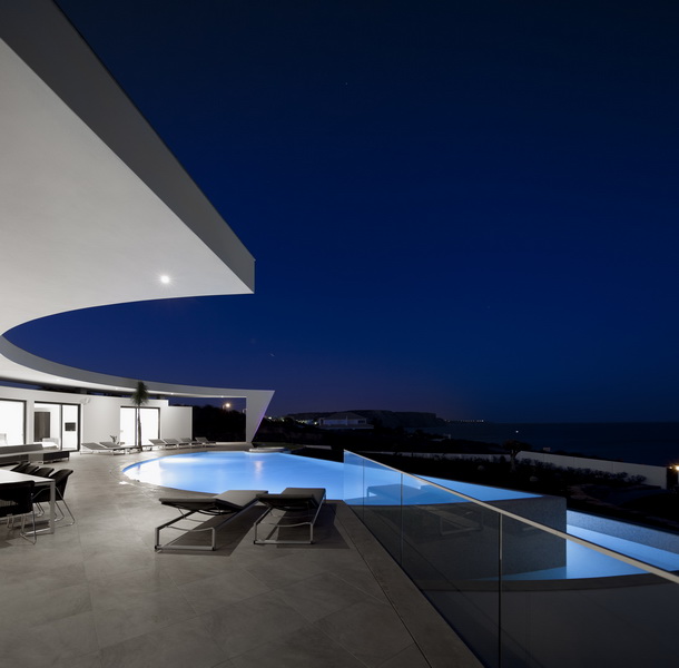 House Colunata / Mario Martins