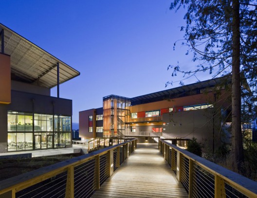 Extroverted Schools: the Impact of Community-Oriented Architecture on Learning