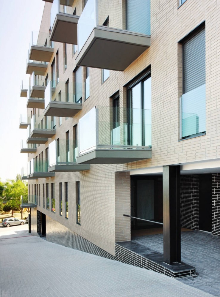 103 Social Housing Units in Turo Del Sastre / Batlle & Roig Architects