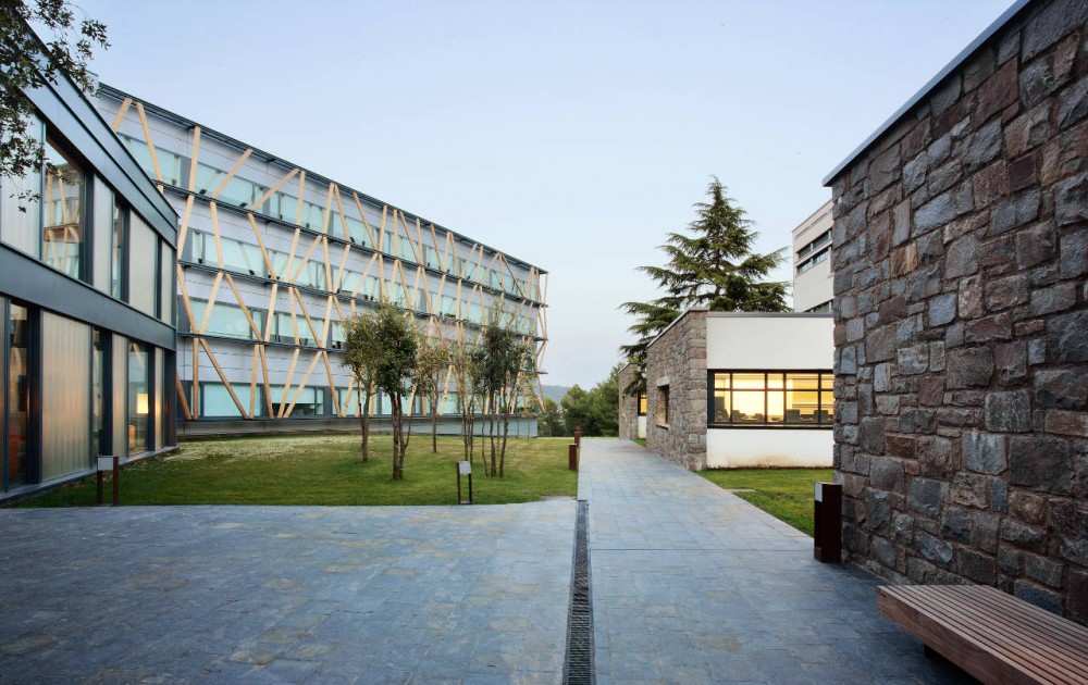 Telefonica Corporate University In Parc de Bell-llo /​ Batlle & Roig Architects