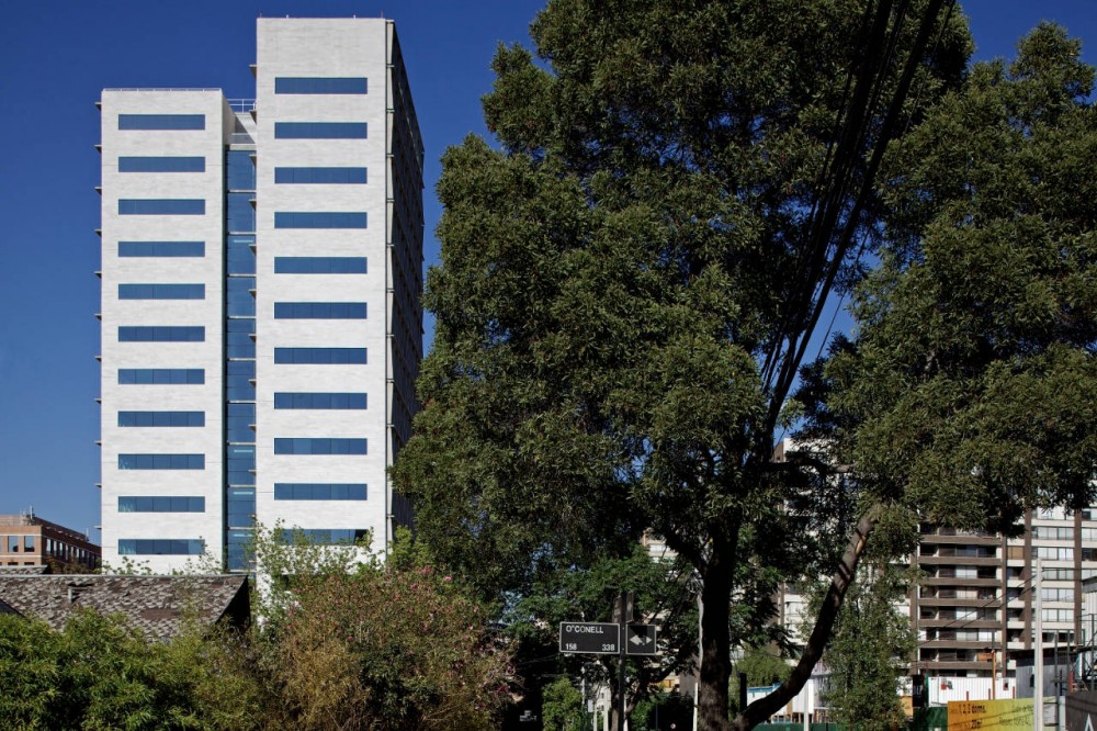 Office Building in Los Militares Street / Mobil Arquitectos + ​Cruz & Browne Arquitectos