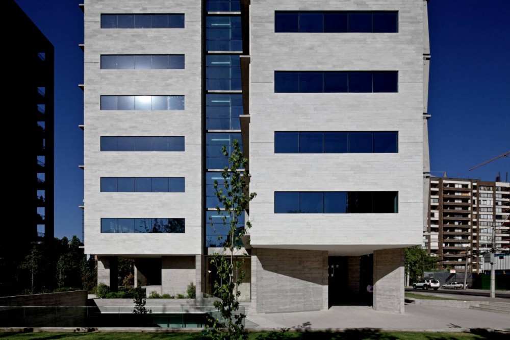 Office Building in Los Militares Street / Mobil Arquitectos + ​Cruz & Browne Arquitectos