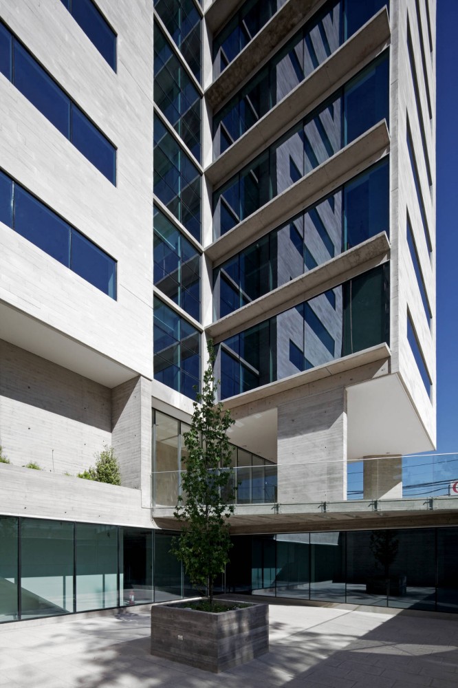 Office Building in Los Militares Street / Mobil Arquitectos + ​Cruz & Browne Arquitectos