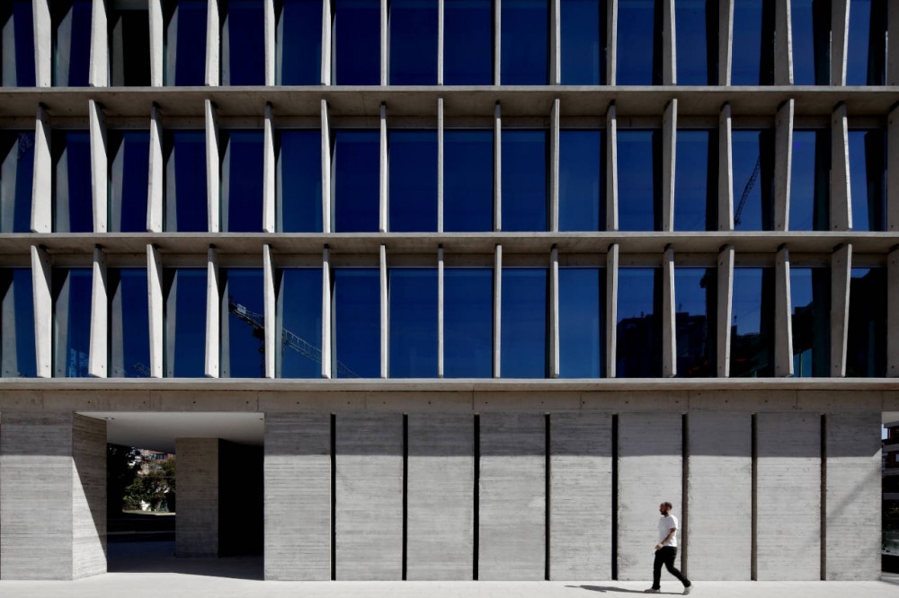 Office Building in Los Militares Street / Mobil Arquitectos + ​Cruz & Browne Arquitectos