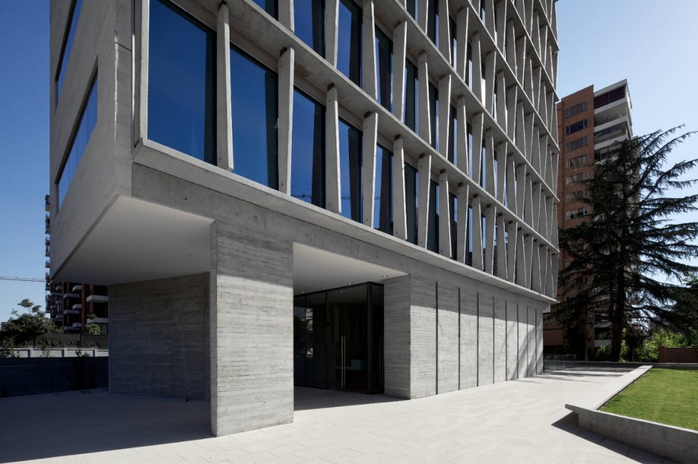 Office Building in Los Militares Street / Mobil Arquitectos + ​Cruz & Browne Arquitectos