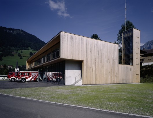 Fire Station And Mountain Rescue Building / Dietrich Untertrifaller Stäheli Architekten