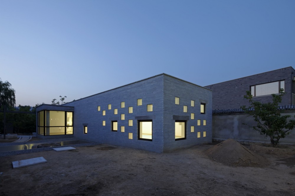Pool At Fragrant Hill / Zephyr Architects