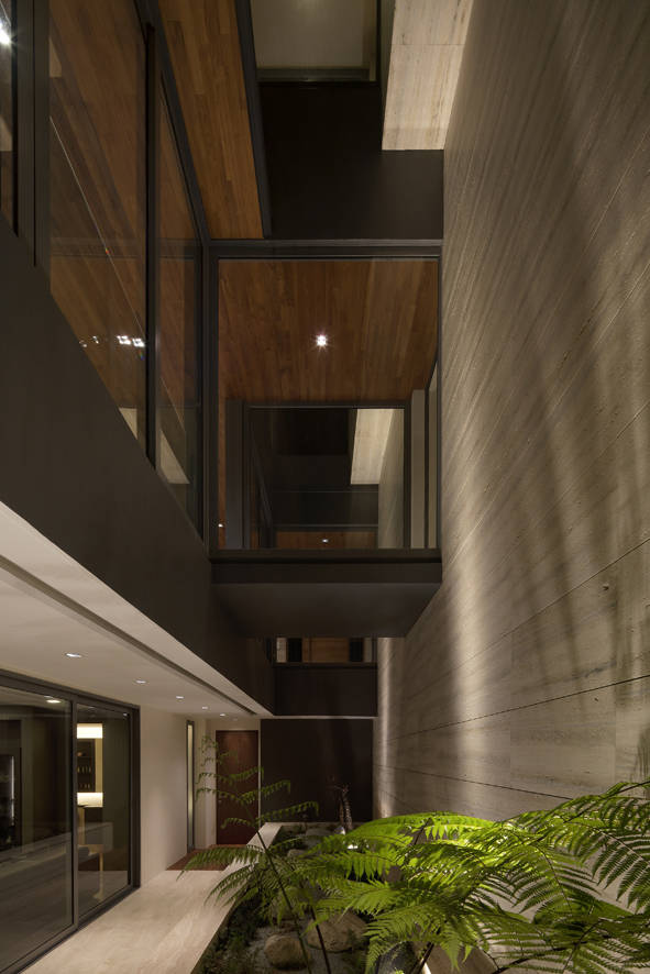 Travertine Dream House / Wallflower Architecture + Design