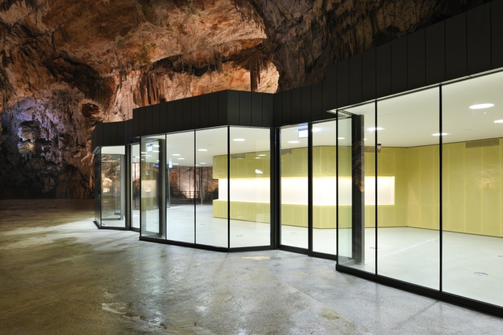 Exhibition and Retail Pavillion in the Concert Hall in the Postojna Cave / Studio Stratum