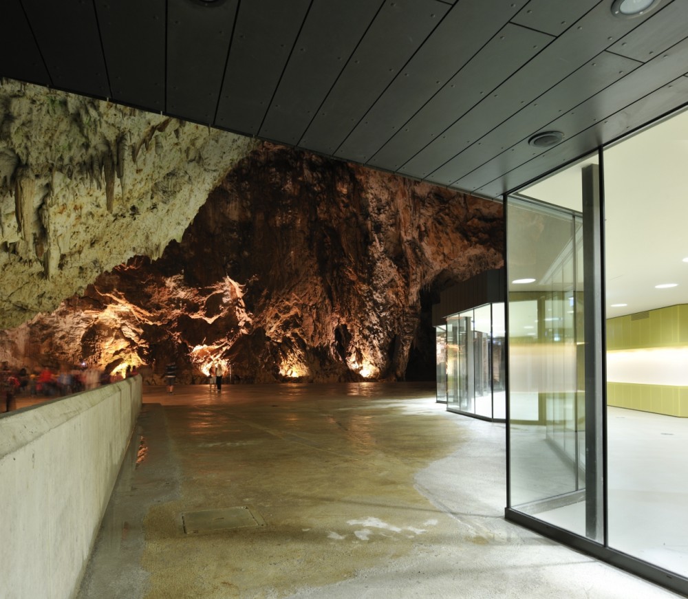 Exhibition and Retail Pavillion in the Concert Hall in the Postojna Cave / Studio Stratum