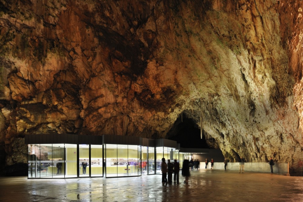 Exhibition and Retail Pavillion in the Concert Hall in the Postojna Cave / Studio Stratum