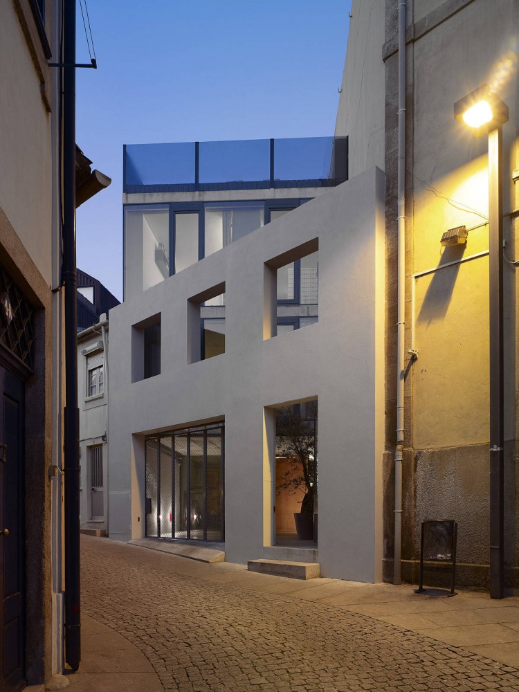 Outeiro House / EZZO