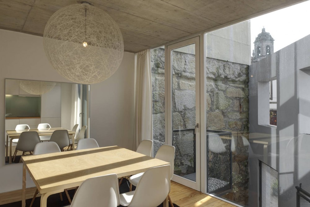 Outeiro House / EZZO