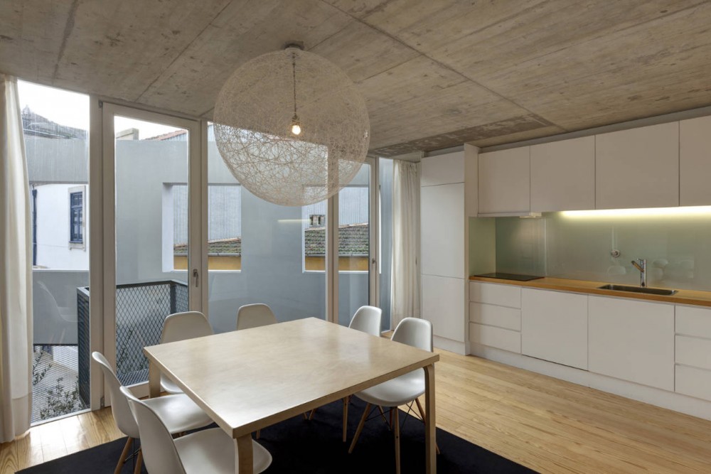 Outeiro House / EZZO