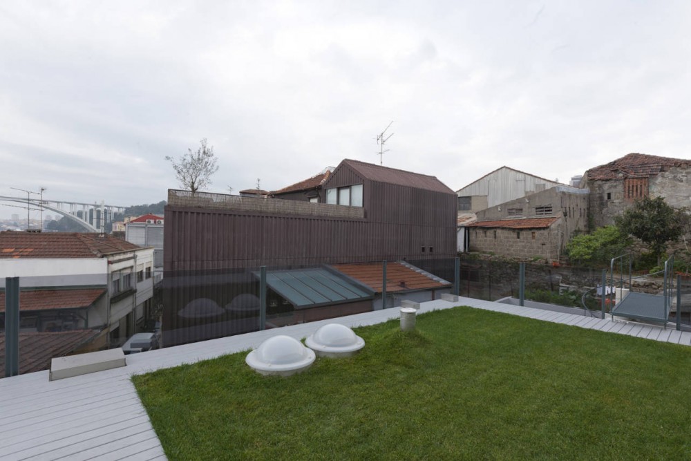 Outeiro House / EZZO