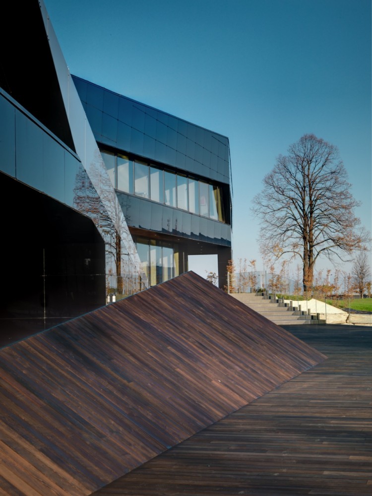 Vidre Negre Office Building / Damilano Studio Architects