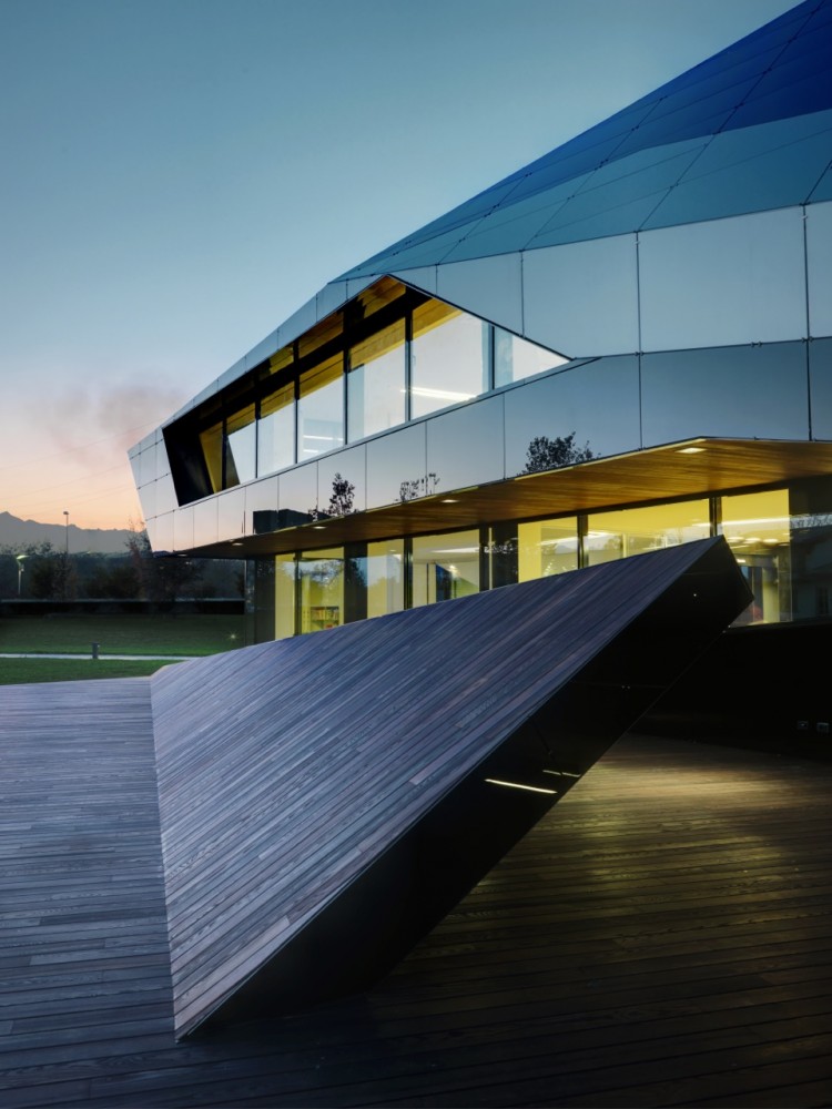 Vidre Negre Office Building / Damilano Studio Architects