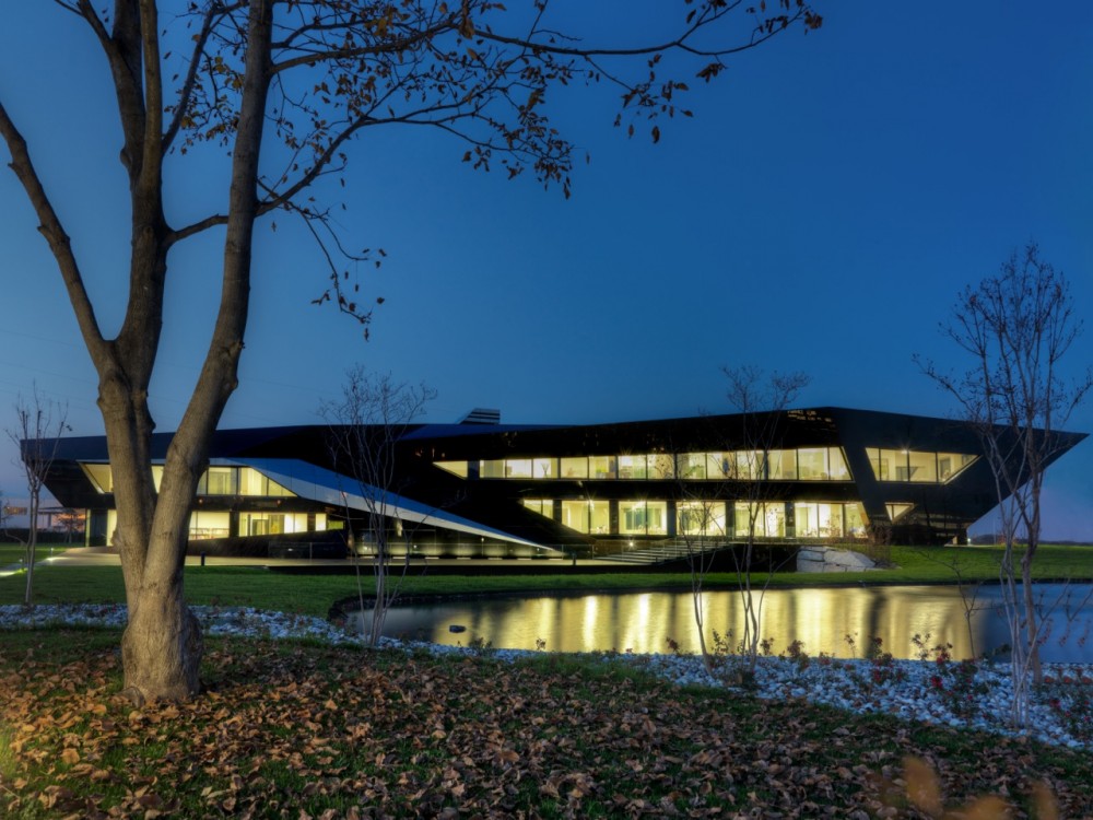 Vidre Negre Office Building / Damilano Studio Architects