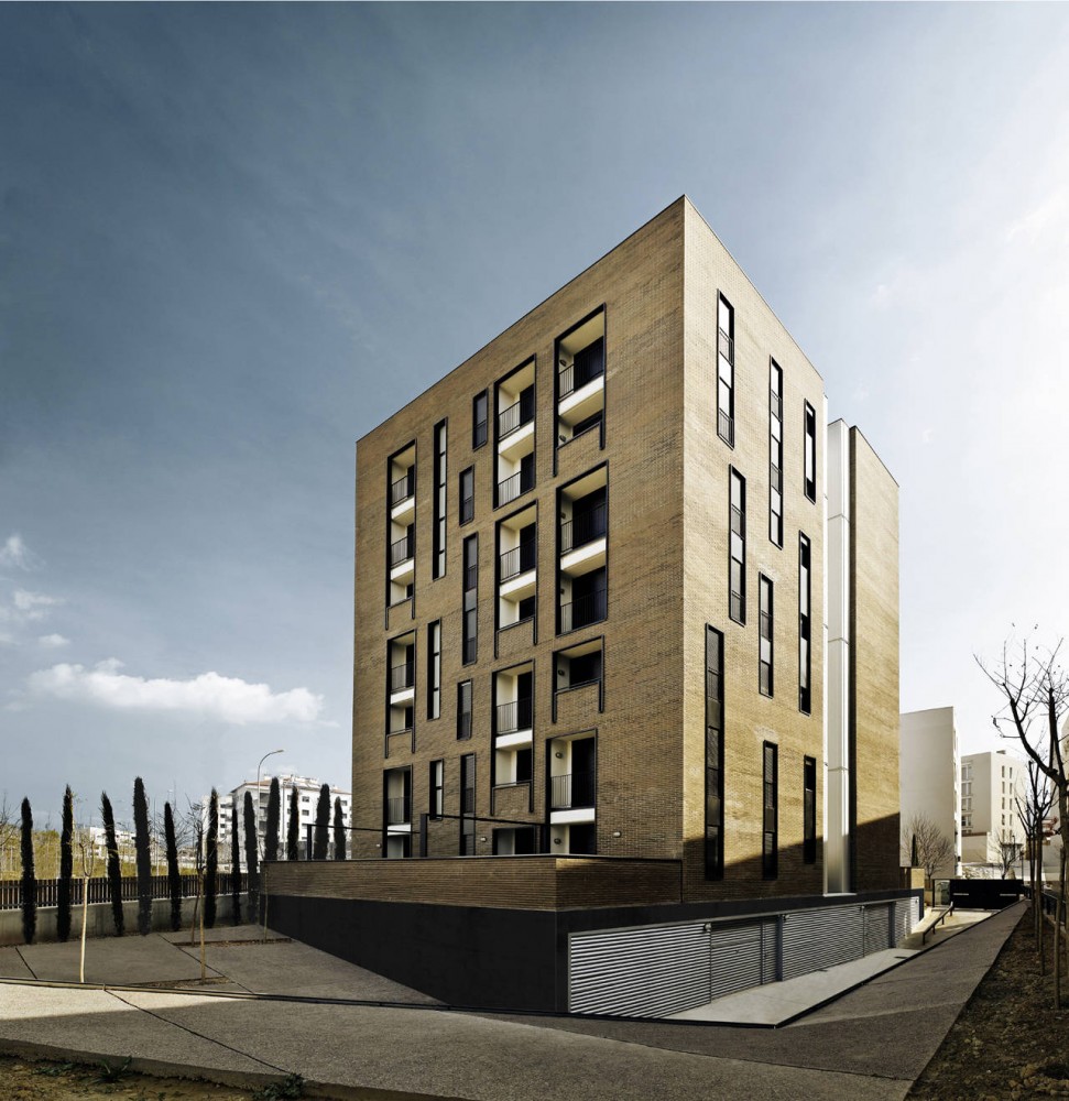 Apartment Building of 42 Units / Roldán + Berengué, arqts.