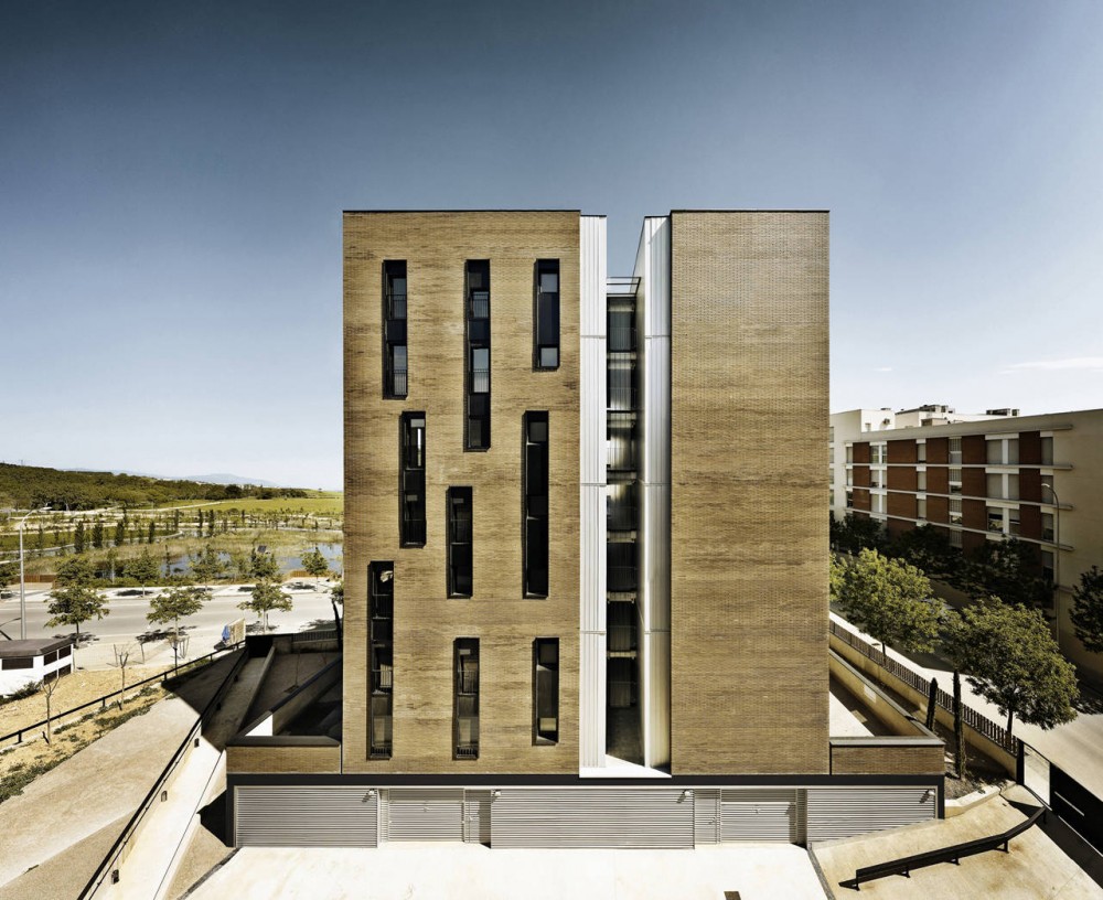 Apartment Building of 42 Units / Roldán + Berengué, arqts.