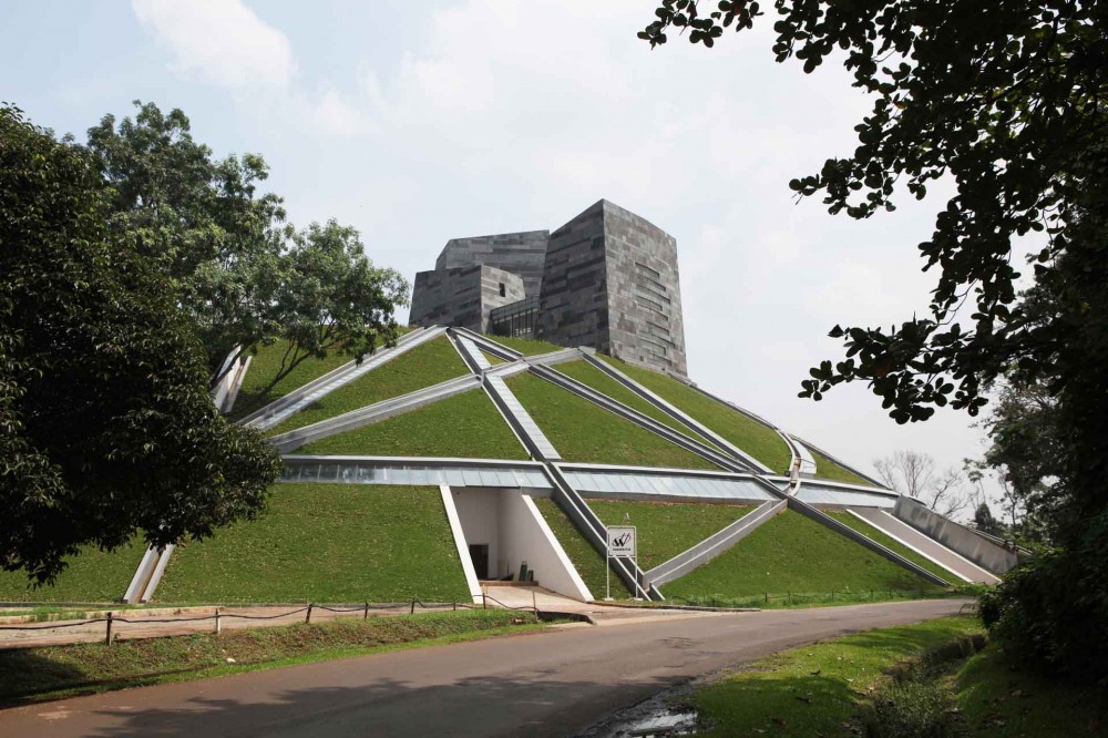 University of Indonesia Central Library / Denton Corker Marshall