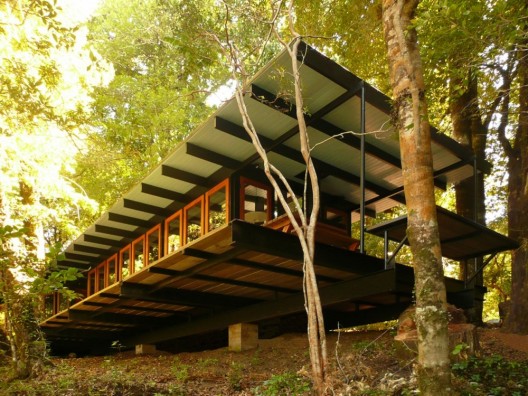 Recycled Materials Cottage / Juan Luis Martínez Nahuel