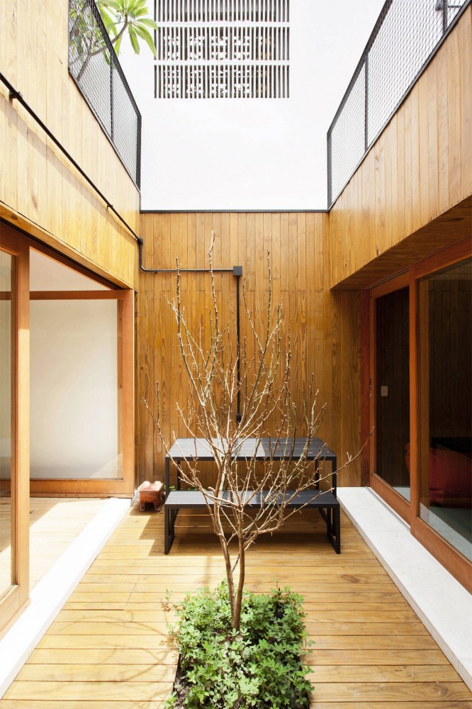 Renovation for a Two Storey House / Studio GGA