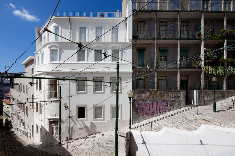 Building Rehabilitation In Calcada do Lavra / Jorge Mealha