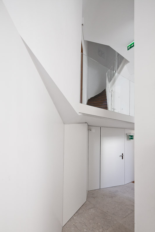 Building Rehabilitation In Calcada do Lavra / Jorge Mealha