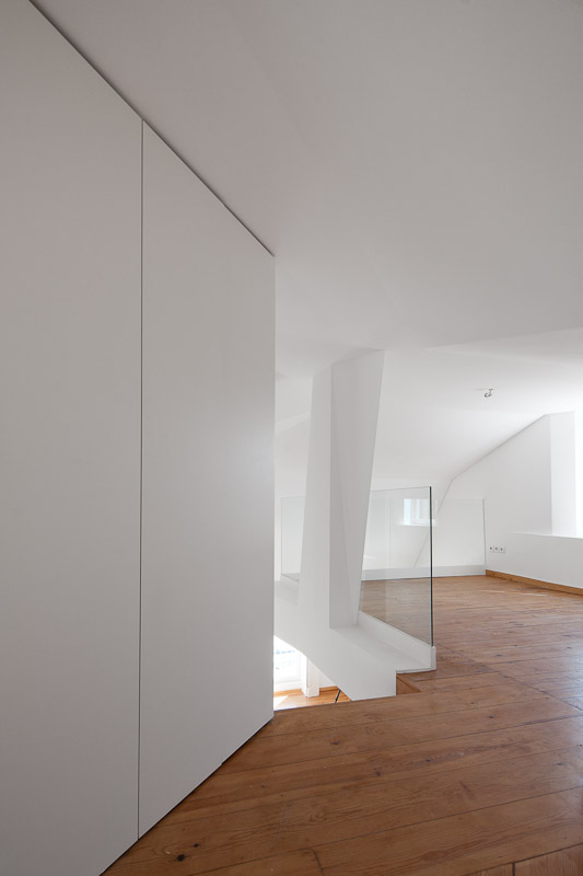 Building Rehabilitation In Calcada do Lavra / Jorge Mealha