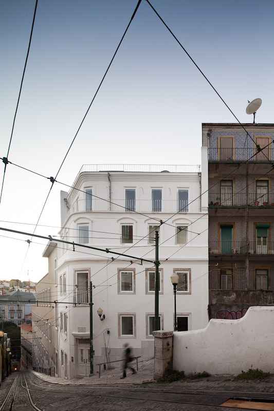Building Rehabilitation In Calcada do Lavra / Jorge Mealha