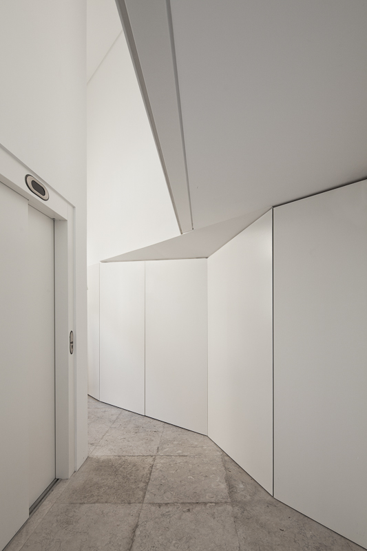 Building Rehabilitation In Calcada do Lavra / Jorge Mealha