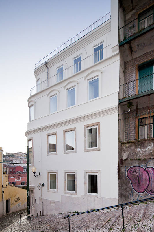 Building Rehabilitation In Calcada do Lavra / Jorge Mealha