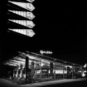 Black and white evening shot of Norms Restaurant / Armet Davis Newlove Architects Norms Restaurant: Courtesy of Jack Laxer/Armet Davis Newlove Architects © Jack Laxer Photographer, Pacific Palisades, CA.