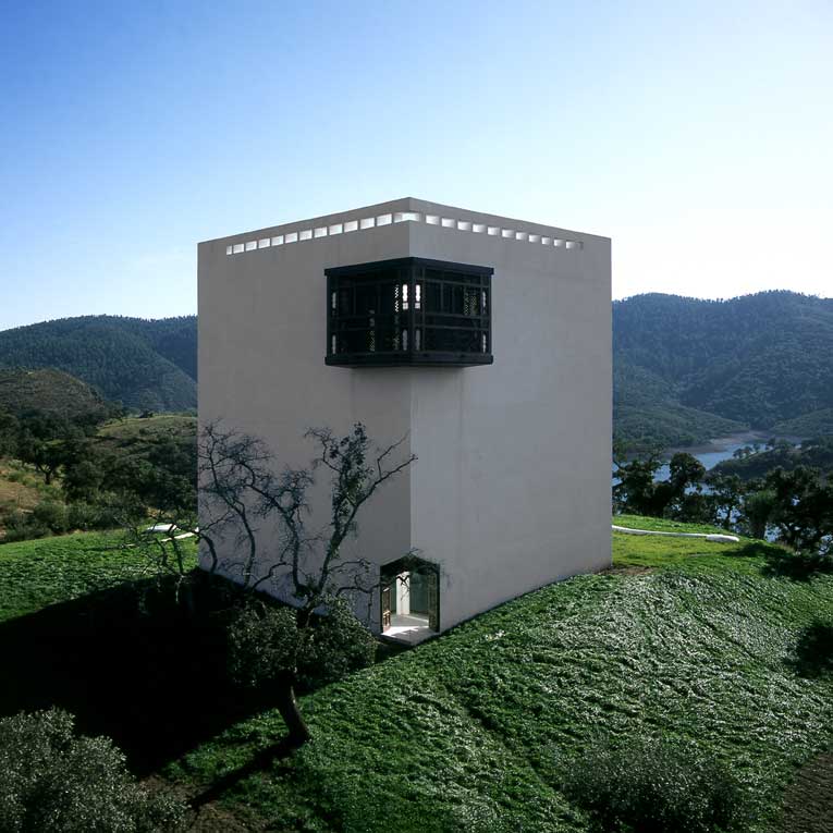 Classic: Cordoba House / Emilio Ambasz