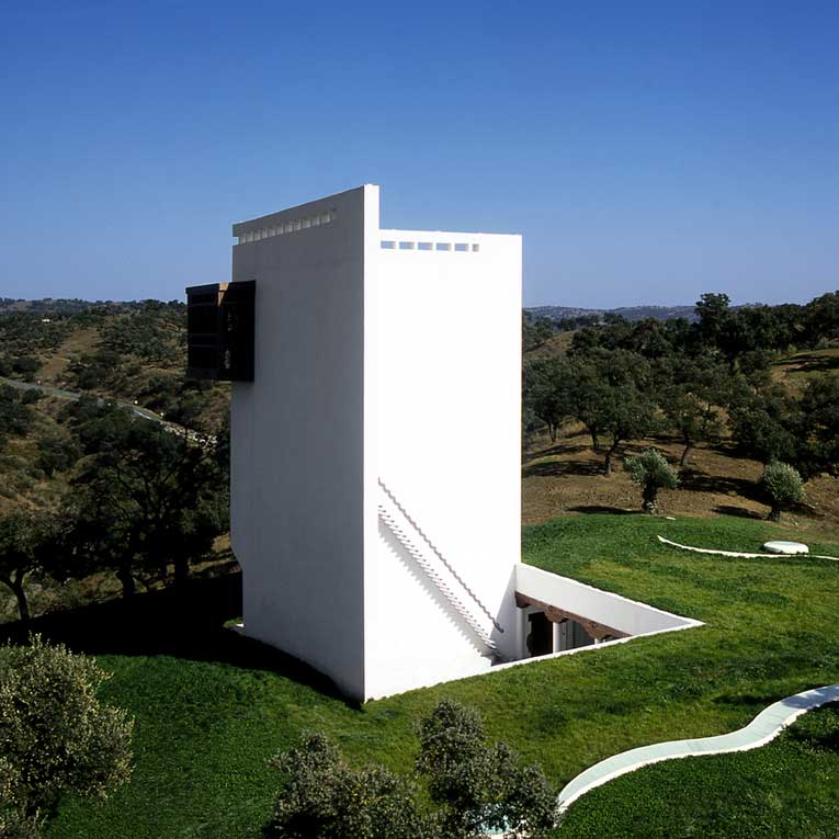 Classic: Cordoba House / Emilio Ambasz