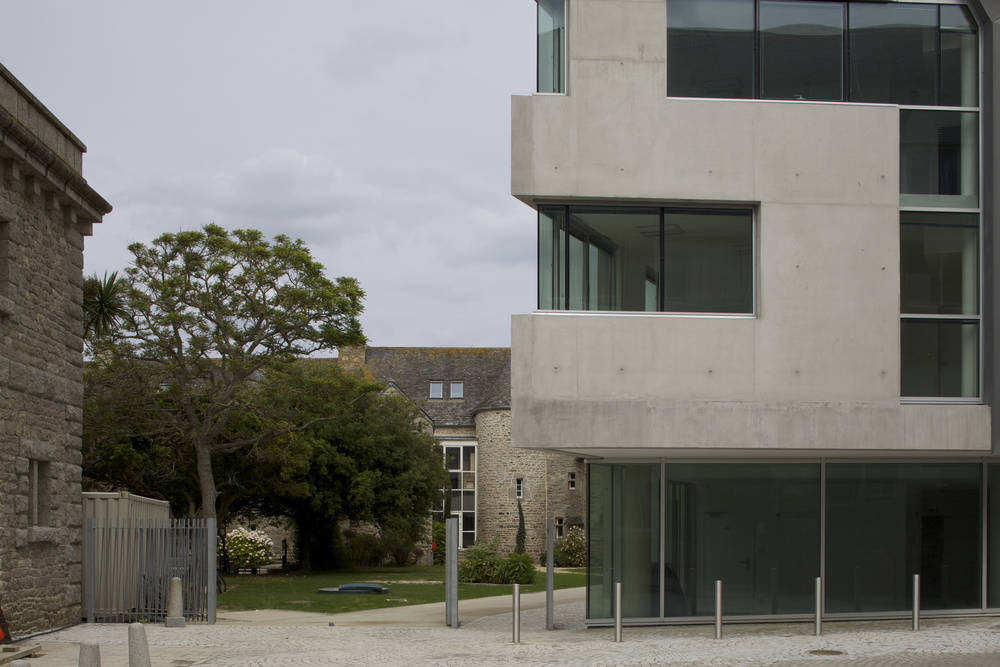 Institute of Marine Genomics / Barré Lambot Architectes