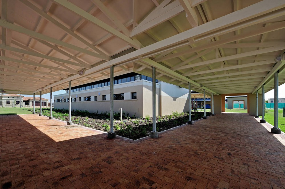 Blouberg International School / Luis Mira Archi​tects & Plus Arquitectura