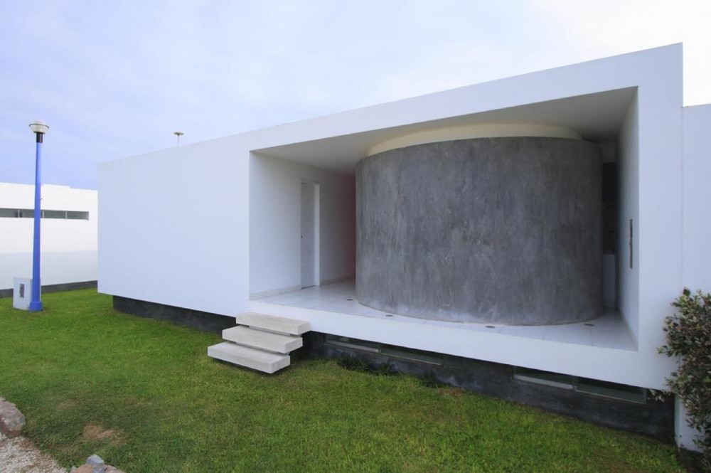 House in Beach Palabritas / Metropolis