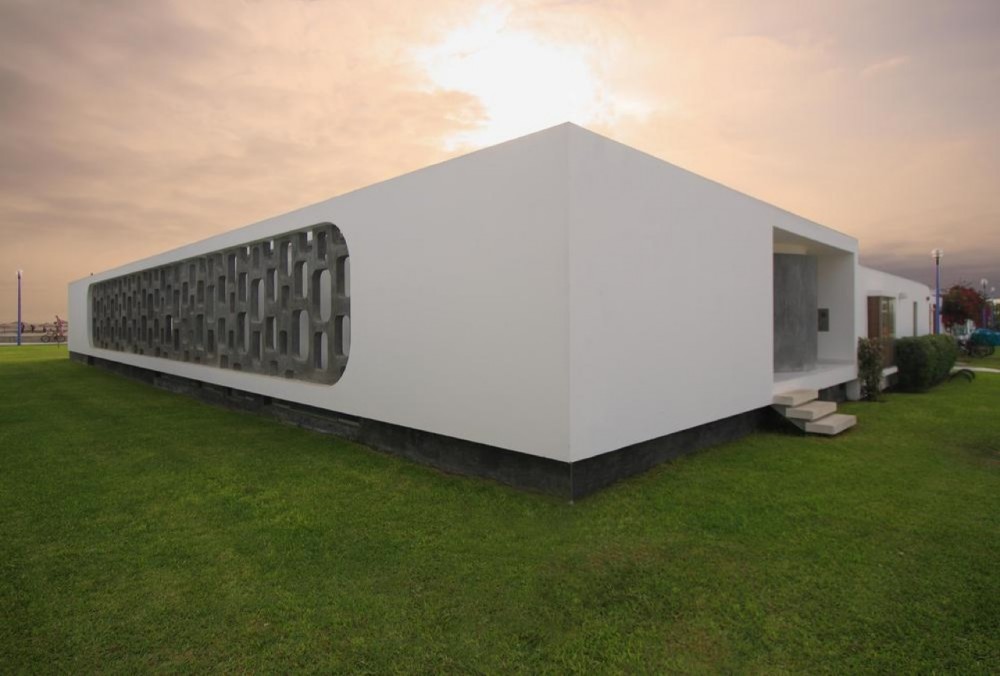 House in Beach Palabritas / Metropolis