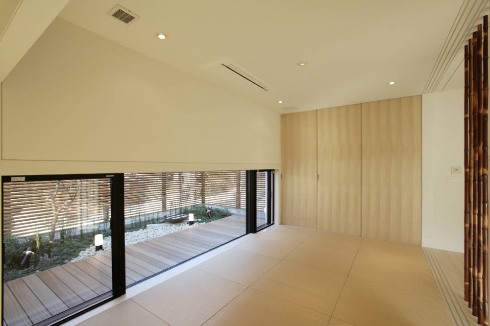 House on the Bluff / Edward Suzuki Associates