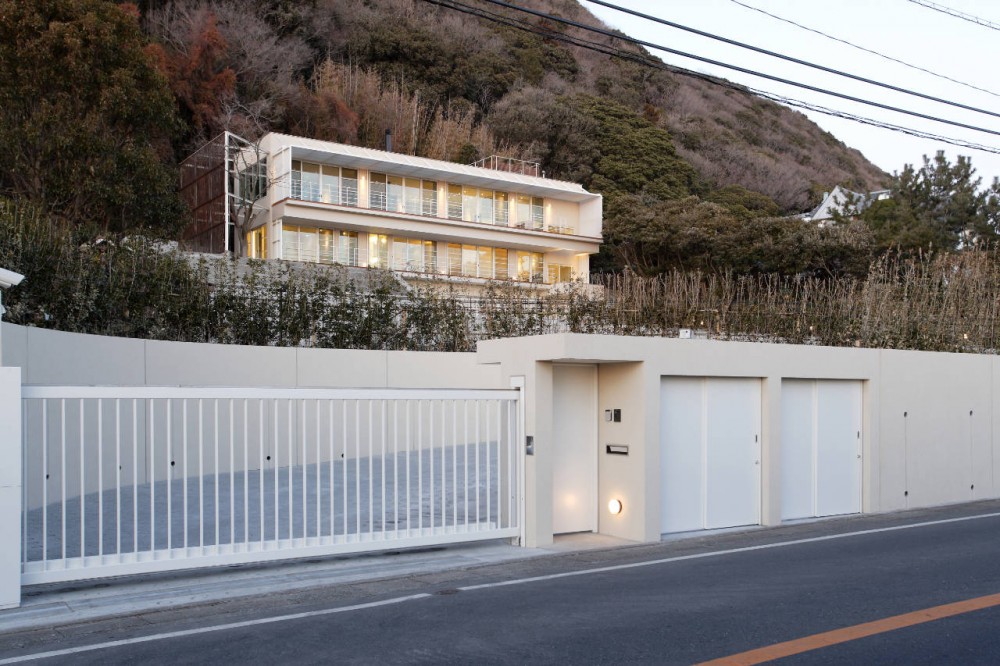House Overlooking The Sea / Edward Suzuki Associates