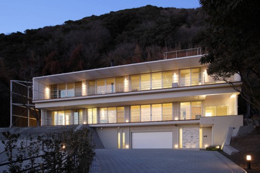 House Overlooking The Sea / Edward Suzuki Associates