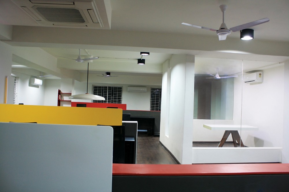 White Canvas & 22 feet office / Kamat & Rozario Architecture